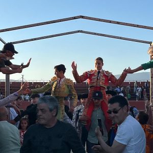 Puerta grande en Talayuela de Marco Pérez y Olga Casado