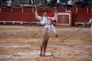 Entrega total de los dos novilleros en Toledo