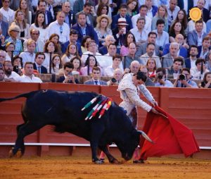 Morante de la Puebla sienta cátedra en Sevilla
