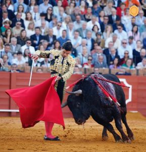 Morante de la Puebla sienta cátedra en Sevilla