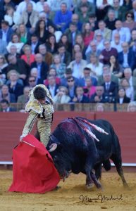 Borja Jiménez cuaja una faena de poderío y entrega en Sevilla