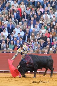 Borja Jiménez cuaja una faena de poderío y entrega en Sevilla