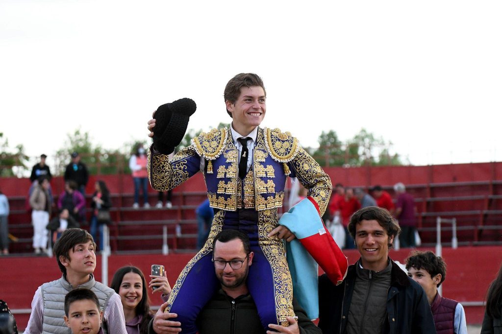 Álvaro Serrano, tres orejas en Talamanca de Jarama