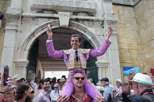 Tres orejas y puerta grande de Carlos Olsina en Alés