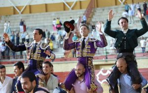Triple puerta grande en el regreso de los toros a Los Barrios