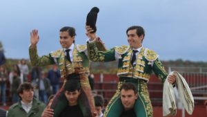 Doble salida a hombros en Navalagamella