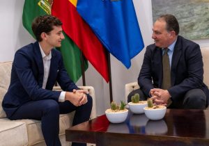 Carlos Tirado es recibido en la Diputación de Huelva