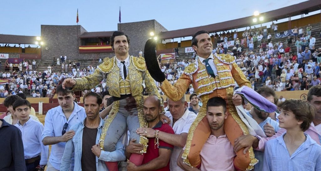 Morante y Emilio de Justo abren la puerta grande en Ávila