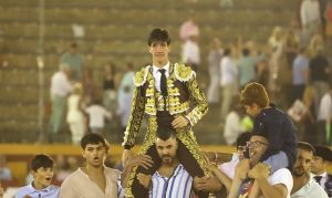 'Puerta grande' y nuevo idilio de Esaú Fernández con los Miuras