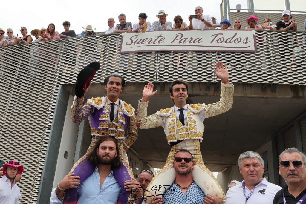 Salida a hombros en Istres de Perera y Diego San Román