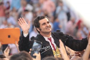 Morante pone el toreo a sus pies en Madrid