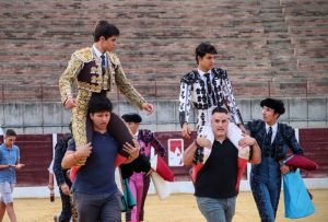 Los dos novilleros a hombros en Villafranca de los Barros