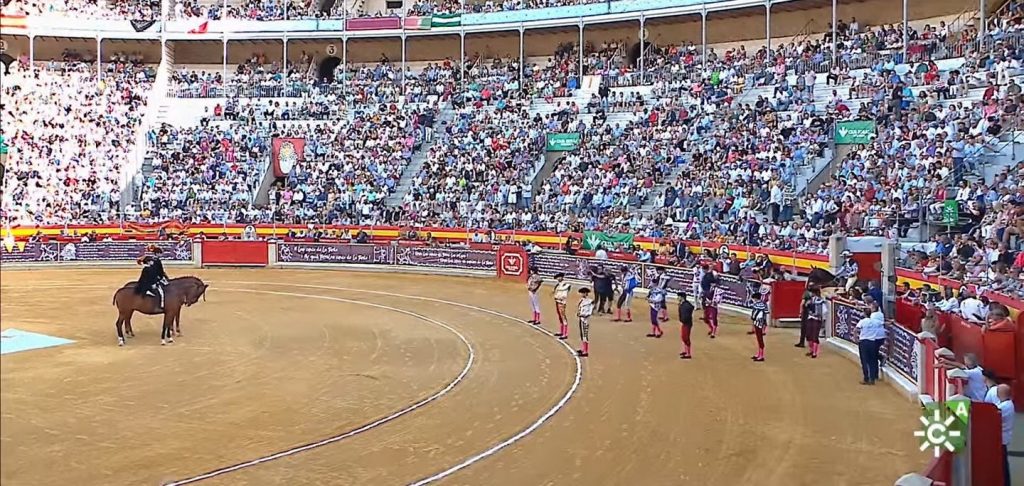 Triunfo de 'El Fandi' en Granada con 'Victorinos' exigentes