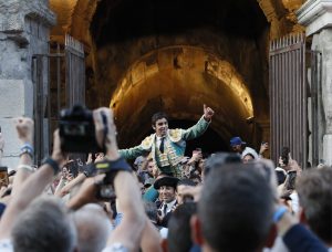 Salida a hombros de Miguel Ángel Perera en Nimes