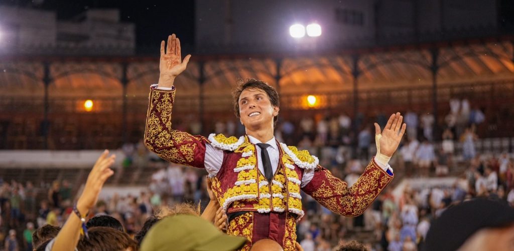 Roca Rey abre la puerta grande en Castellón