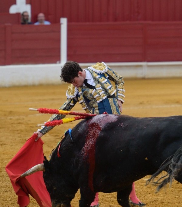 Víctor Hernández causa baja en Pamplona y Manzanares