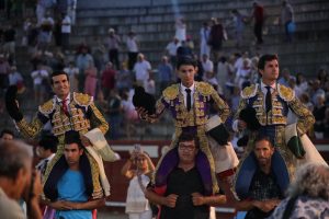 Los tres toreros a hombros en Arévalo