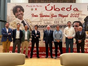 Gesta de Curro Díaz y cartel de campanillas en la Feria de Úbeda