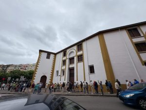 Largas colas en Santander para adquirir entradas para la feria