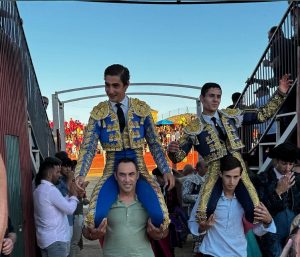 Los dos novilleros a hombros en Las Navas del Marqués