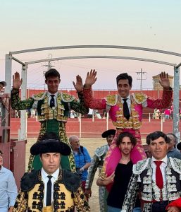 Doble salida a hombros en Las Navas del Marqués