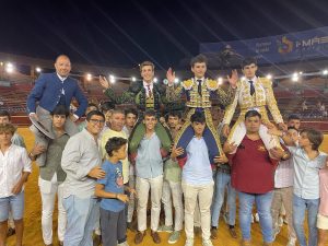 Los tres novilleros a hombros en Huelva