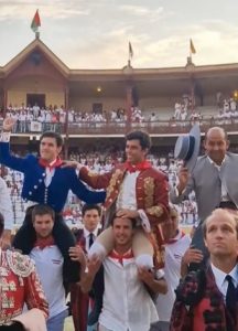 Guillermo Hermoso y Joao Moura, a hombros en Bayona