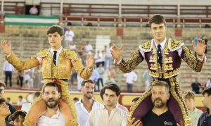 Salida a hombros de Víctor Barroso y Aarón Palacio en El Puerto