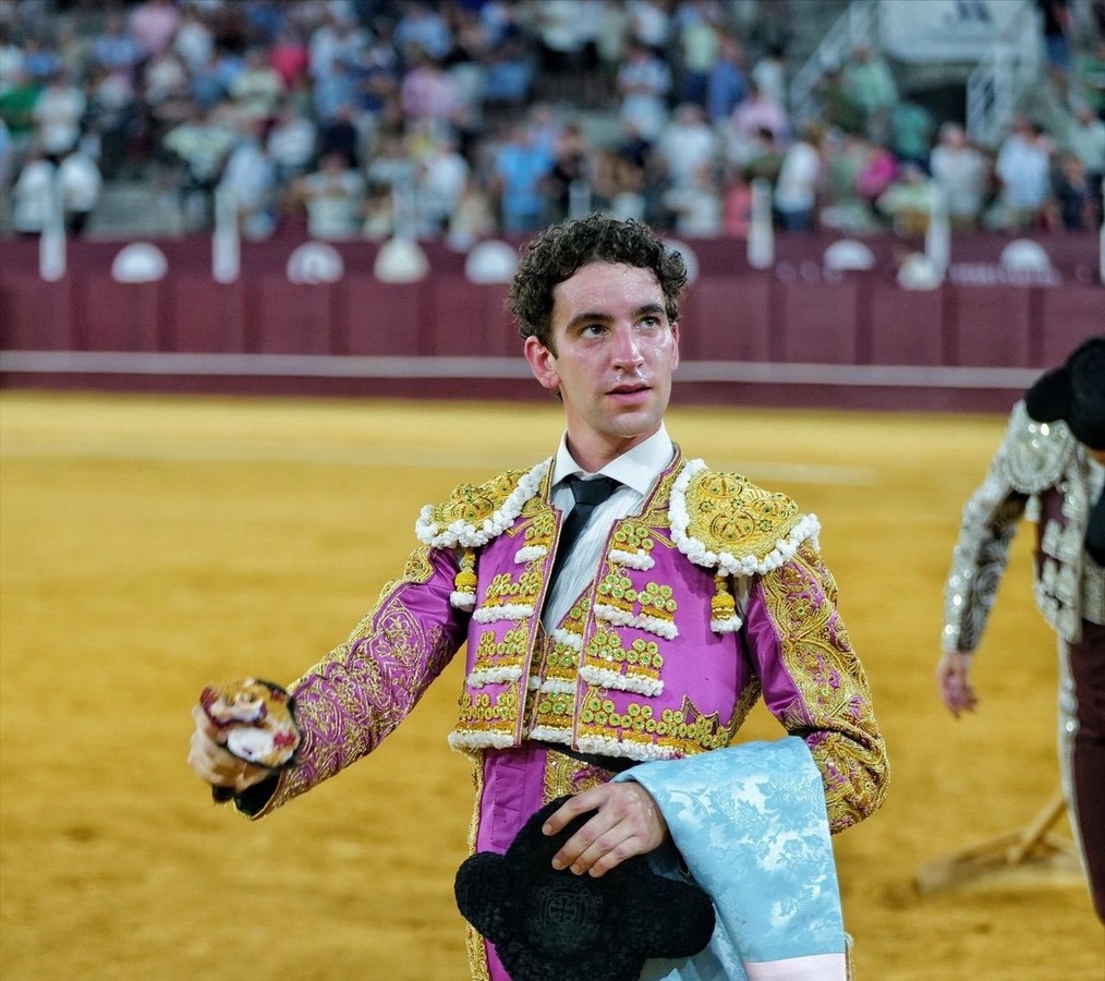 Víctor Hernández corta una oreja en Málaga