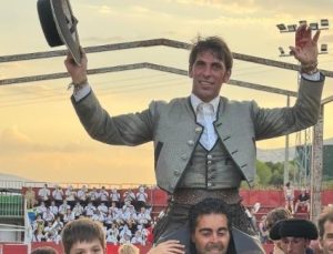 Roberto Armendáriz, a hombros en Cebreros