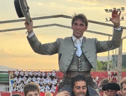 Roberto Armendáriz, a hombros en Cebreros