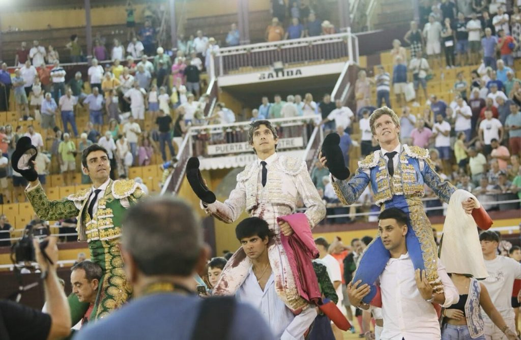 La terna sale a hombros en Cieza