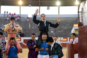 Doble salida a hombros en Ejea de los Caballeros