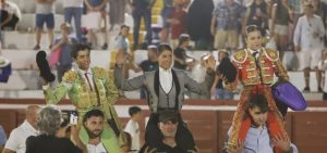 Los tres toreros salieron a hombros en Socuéllamos