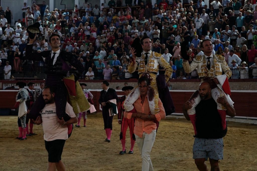 Los tres toreros a hombros en Tarazona de la Mancha