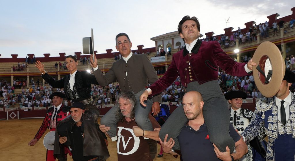 Puerta grande en Cuenca de Diego Ventura y Lea Vicens