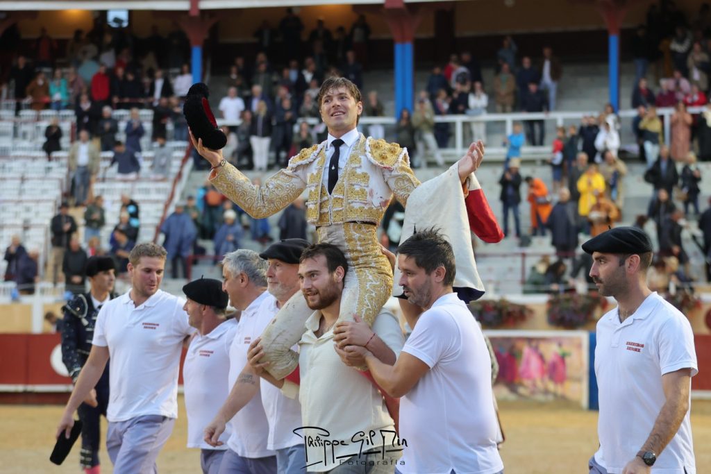 Puerta grande de Juan Leal en Bayona