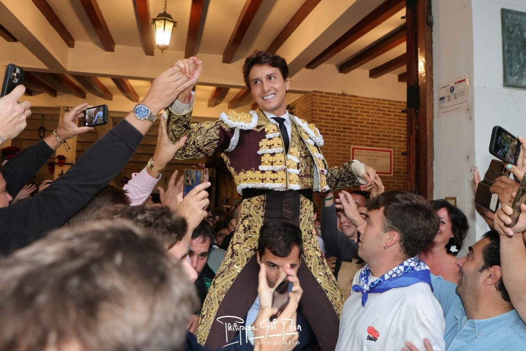 Tres orejas y puerta grande de Roca Rey en Bilbao