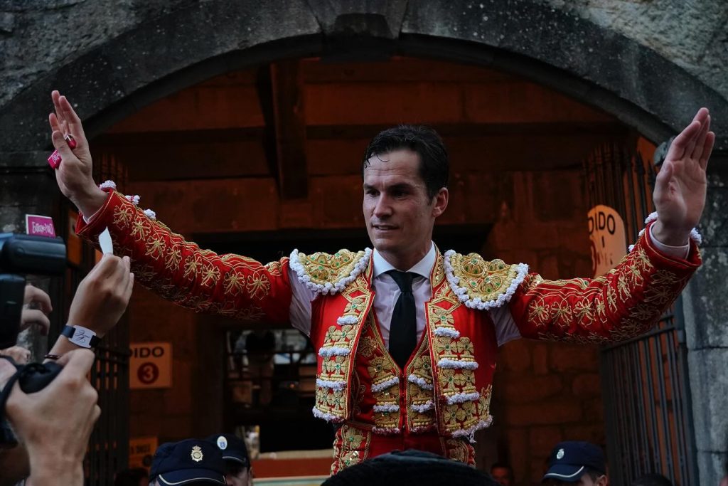 Morante herido y Luque a hombros en Pontevedra