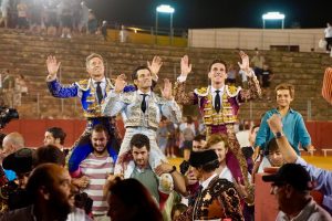 Doce orejas y dos rabos en la corrida de Azuaga