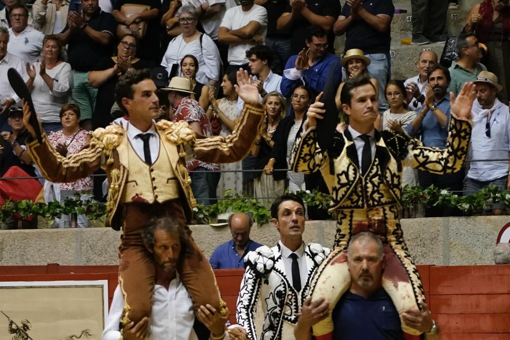 Indulto de Fernando Adrián, a hombros con Luque, en Pontevedra