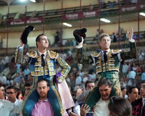 'El Fandi' y Manuel Escribano triunfan en la última de Valladolid
