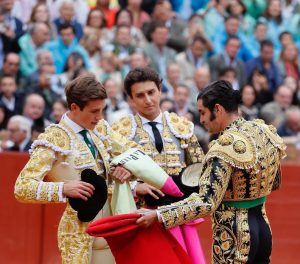 La terna muy por encima de los toros en Sevilla