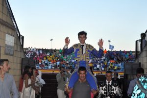 Carlos Tirado abre la primera puerta grande en Villa del Prado