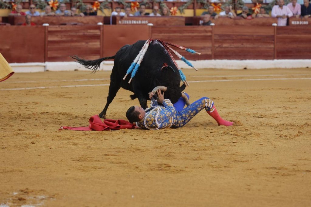 José María Manzanares, con fractura de costilla
