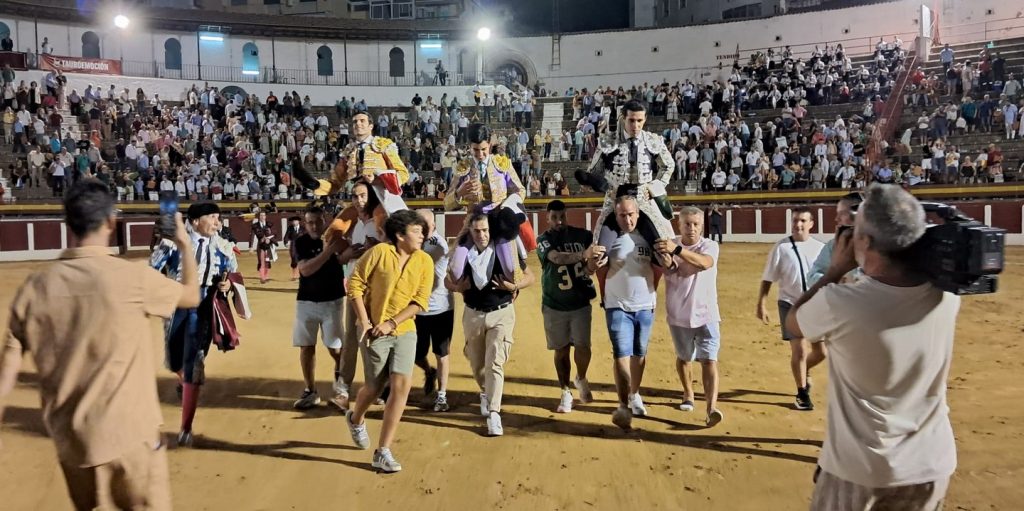 Todos por la puerta grande en Andújar