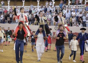 La terna abre la puerta grande en Valencia de Don Juan