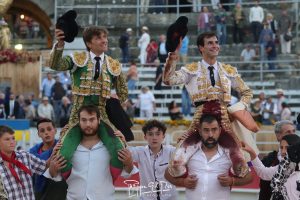 Salida a hombros en Arles de Juan Leal y Samuel Navalón