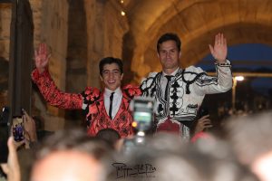 Daniel Luque y Marco Pérez, a hombros en Arles