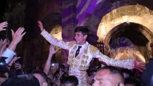 Aarón Palacio, triunfo de tres orejas en Nimes